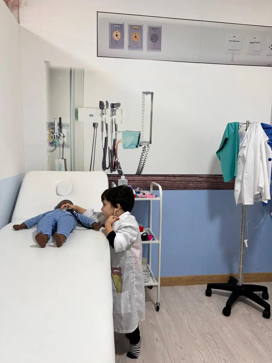 Enfant sur le mur d'escalade